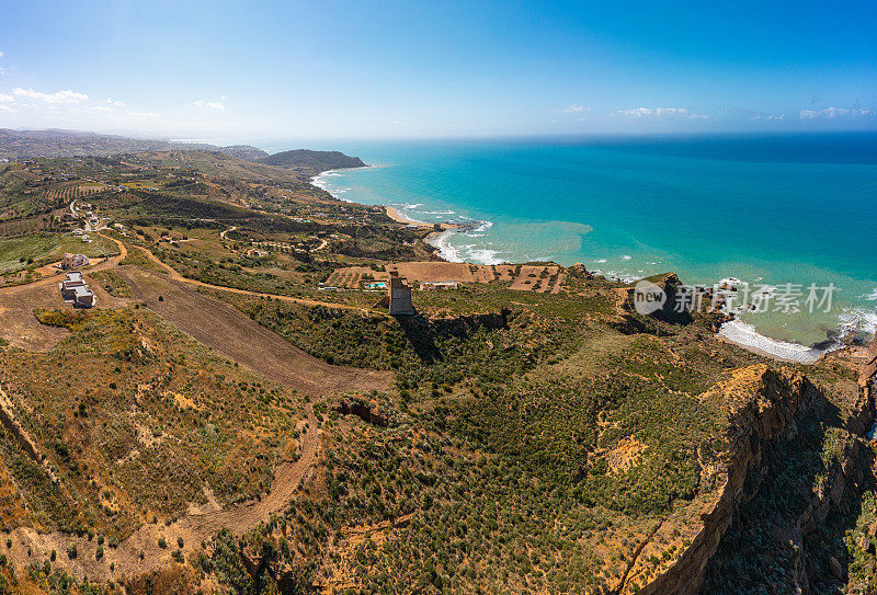 意大利西西里岛Agrimonte的Torre di Monterosso海上旧瞭望塔废墟鸟瞰图